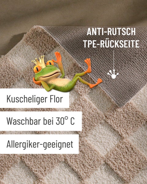 Aufgerollte Badematte mit Karomuster in Beige und Weiß aus weichem Hochflor.