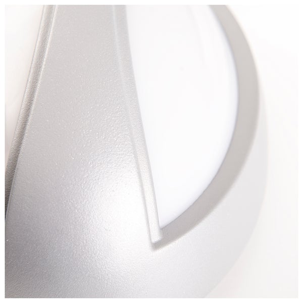 Nahaufnahme einer silberfarbenen Außenleuchte