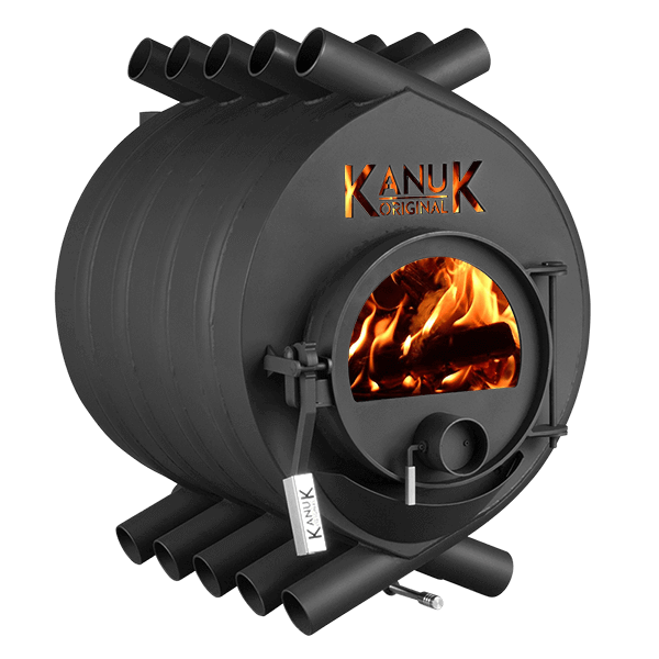 Kanuk Original Warmluftofen aus schwarzem Stahl mit brennenden Holzscheiten hinter der Glasscheibe und markanten Konvektionsrohren.