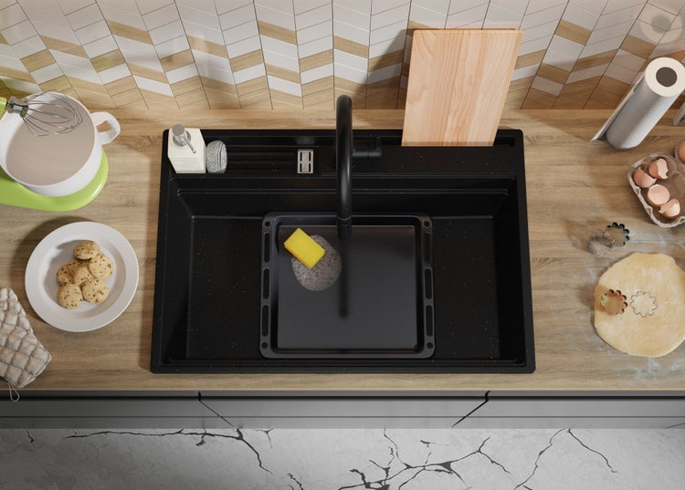 Spüle mit Backblech, Spülmittel, Schwamm und Küchenutensilien auf einer Arbeitsplatte