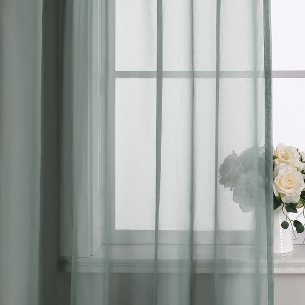 Fenster mit transparentem Vorhang und Blumenvase