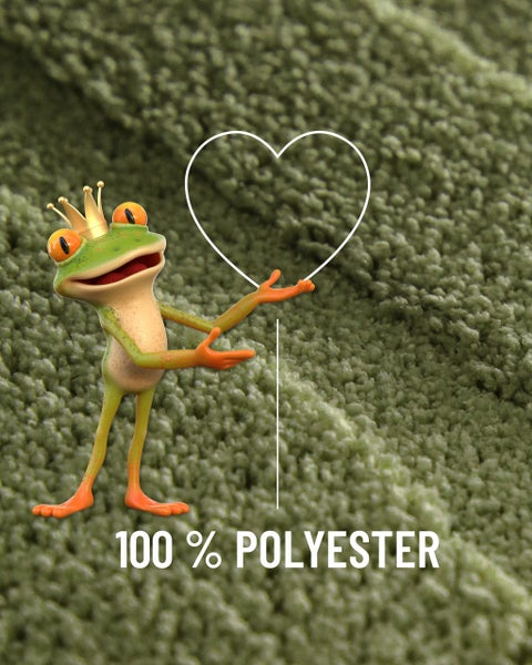 Materialhinweis 100 Prozent Polyester auf einer strukturierten Teppichoberfläche mit dekorativer Froschfigur und Herzsymbol.
