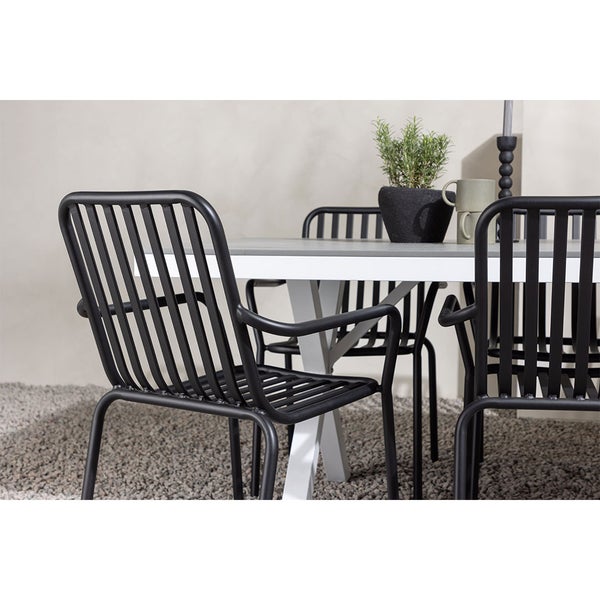 Gartenszene mit Esstisch und vier Stühlen aus Metall