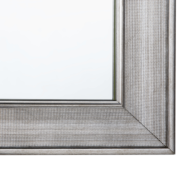 Nahaufnahme einer Bilderrahmen-Ecke mit gepunkteter Oberflächenstruktur in Silber.