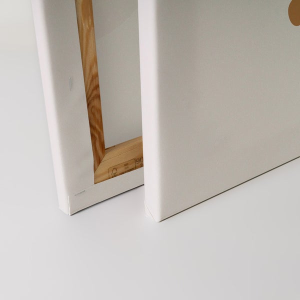 Nahaufnahme von zwei Keilrahmen mit Holzrahmen und Leinwand