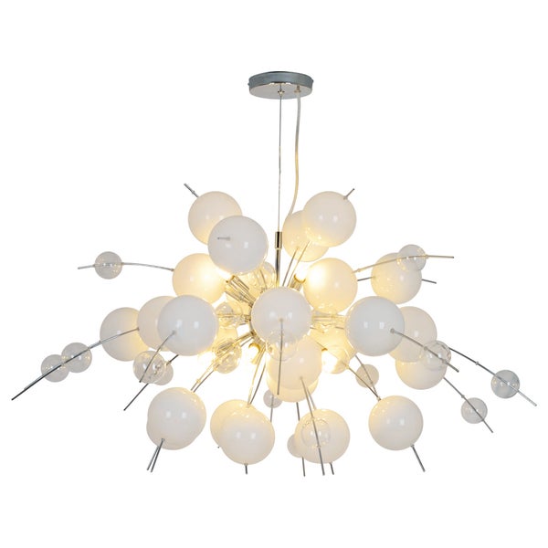 Dekorative Szene mit Lampe, Bank, Pflanzen, Kissen und Accessoires für eine stimmungsvolle Inneneinrichtung.