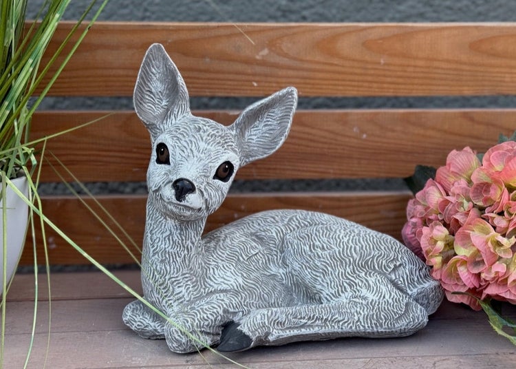 Gartenfigur Rehkitz aus Kunststein als dekorative Tierfigur für den Garten.
