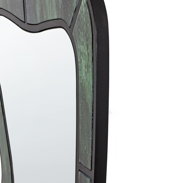 Detailansicht eines Spiegels mit verzierter Umrandung