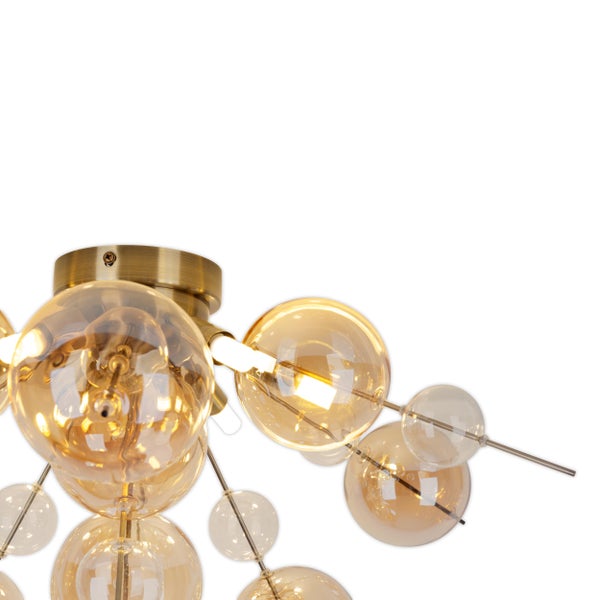 Helle Küche mit mintgrünen Schränken, Kochinsel, Barhockern und moderner Deckenleuchte.