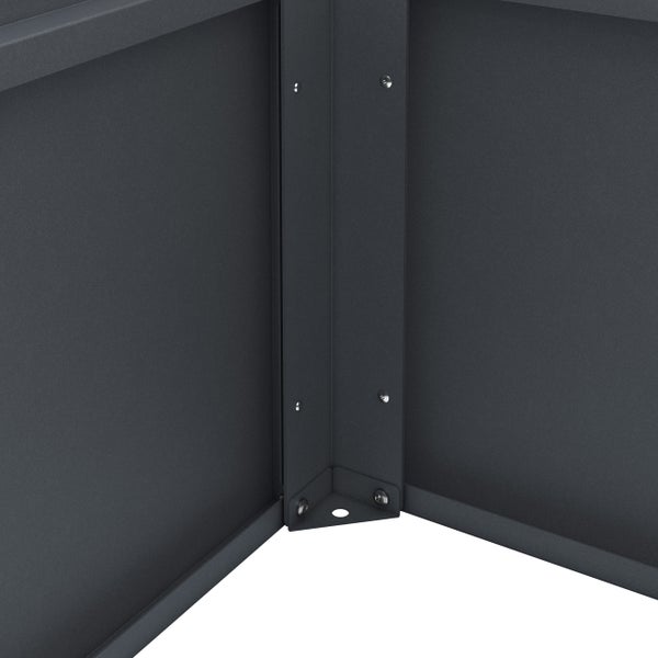 Detailansicht einer inneren Eckverbindung eines Metall-Hochbeets oder einer Gerätebox mit Eckwinkel und Schrauben.