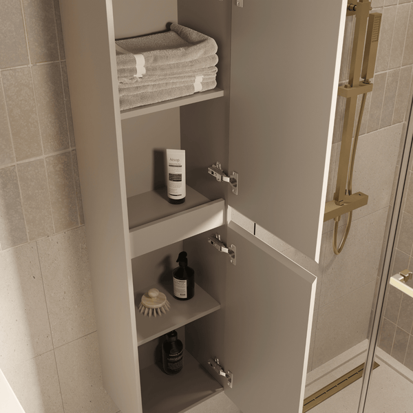 Wandhängender Badezimmer-Hochschrank mit zwei offenen Türen, darin Handtücher und Pflegeprodukte, neben einer goldfarbenen Dusche vor Fliesenwand.