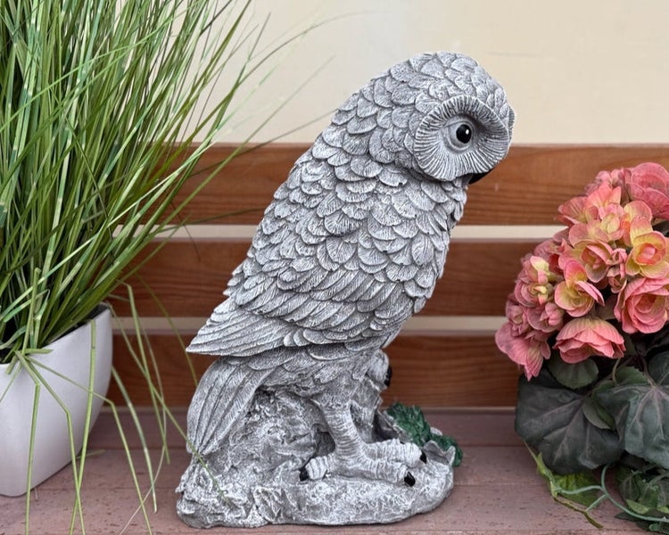 Gartenfigur Eule aus grauem Steinguss, detailgetreue Nachbildung mit ausgearbeiteten Federn, auf einem Stein sitzend.