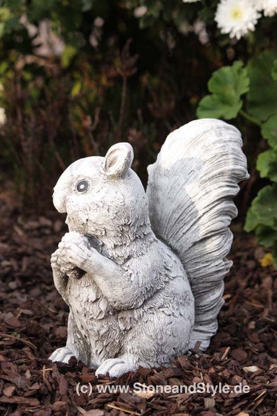 Gartenfigur Eichhörnchen aus Steinguss für die Gartendekoration