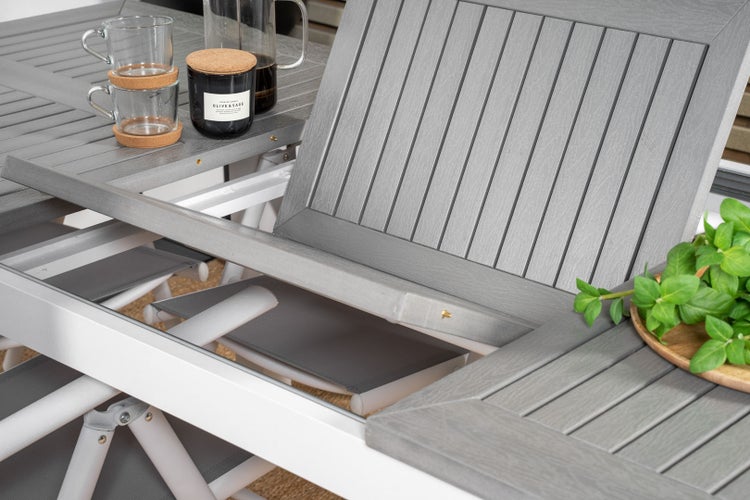 Tapete mit Reisemotiv: gestapelte Vintage-Koffer