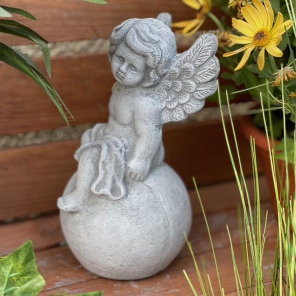 Gartenfigur sitzender Engel aus Stein für den Außenbereich