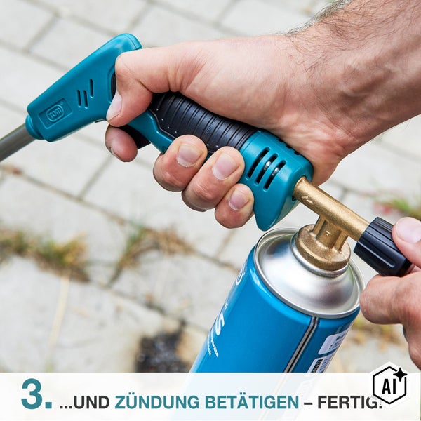 Hand hält einen Unkrautbrenner mit Gasflasche, Schritt drei der Anleitung zur Zündung des Abflammgeräts.