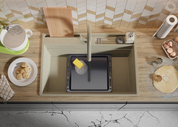 Küchenszene mit Spüle, Armatur, Backblech, Schwamm und verschiedenen Utensilien zum Backen