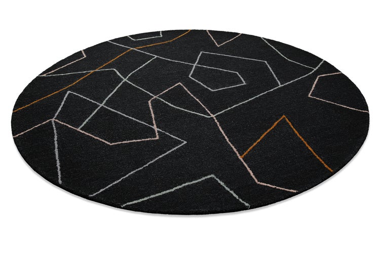 Dunkler Rundteppich mit abstraktem geometrischem Linienmuster.
