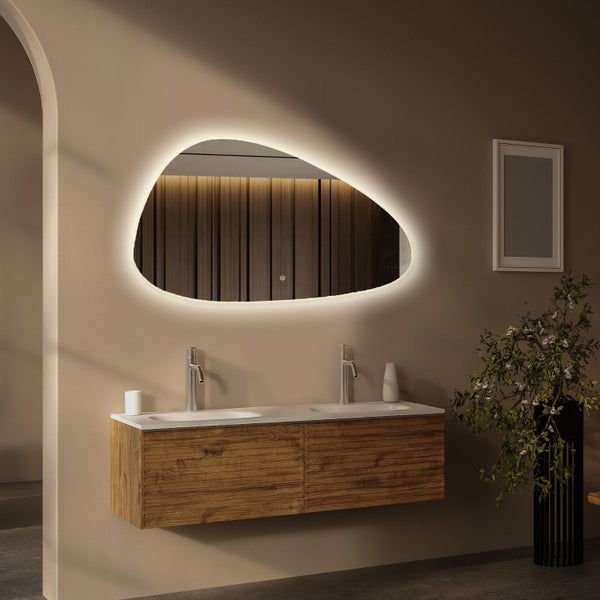 Moderner Badezimmer Waschplatz mit organisch geformtem LED Spiegel und hängendem Doppelwaschtisch in Holzoptik.