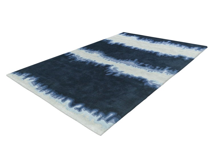 Rechteckiger Teppich mit abstraktem, wellenförmigem Streifenmuster in Blau und Weiß.