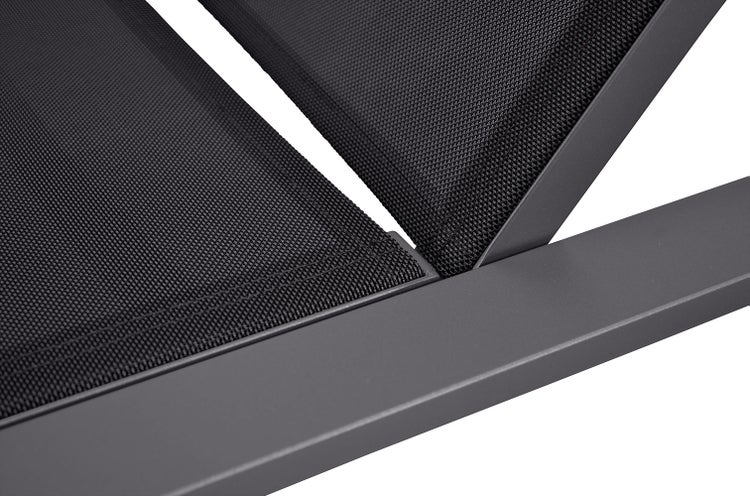 Detailansicht einer Gartenliege mit Textilbespannung und Metallrahmen