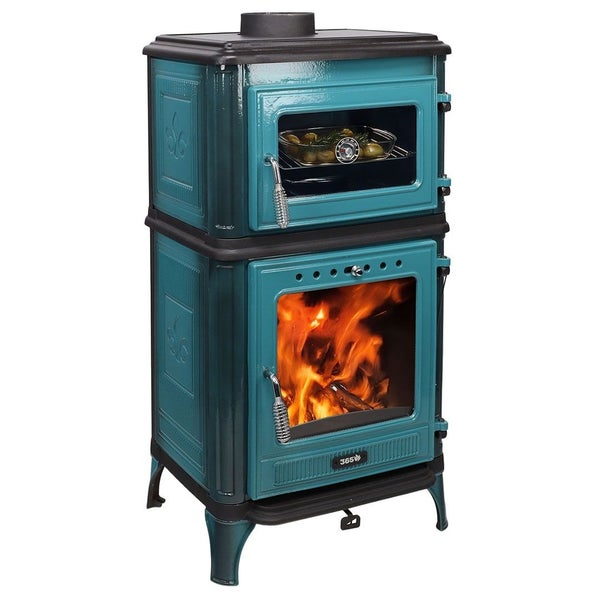 Emaillierter Kaminofen mit Backfach in Türkis, sichtbares Feuer im Brennraum und Speise in der oberen Backröhre.