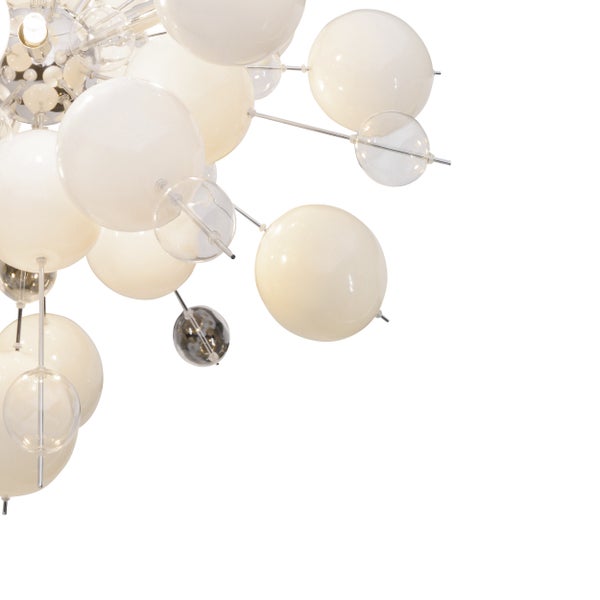 Moderne Deckenleuchte mit kugelförmigen Lampenschirmen