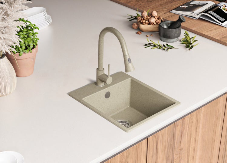 Küchenspüle mit Armatur in modernem Küchendesign