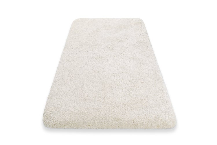 Rechteckige weiße Hochflor-Badematte mit weicher Textur.