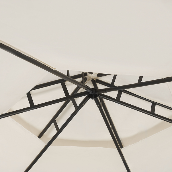 Detailansicht eines hellen Vorhangs, der mit einem schwarzen Ring an einer schwarzen Stange befestigt ist.