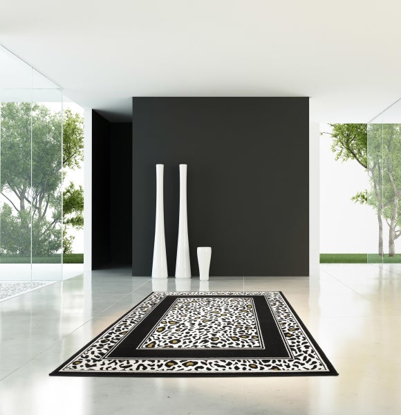 Moderner Raum mit einem rechteckigen Teppich mit Leopardenmuster und schwarzer Umrandung auf hellem Fliesenboden.