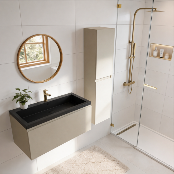 Modernes Badezimmer mit Waschtisch, schwarzem Waschbecken, goldener Armatur, rundem Spiegel und begehbarer Dusche in einem hellen, gefliesten Raum.