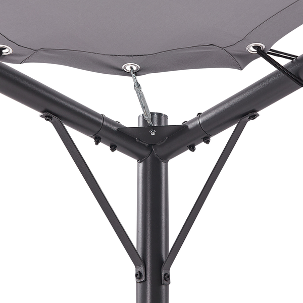 Nahaufnahme eines Sonnenschirmgestells aus Metall mit grauem Stoffdach, das mit Metallösen und einem Spannhaken befestigt ist.