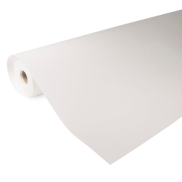 Einfarbige Strukturtapete in Hellgrau in einer minimalistischen Raumszene mit dekorativen Vasen auf einem Tisch.