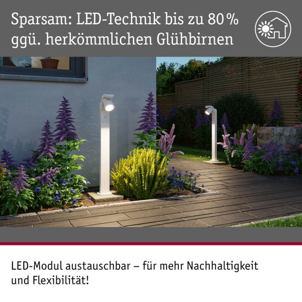 Zwei moderne Außenleuchten mit LED Technik für den Gartenpfad vor einem Wohnhaus mit Blumenbeeten und Pflasterweg.