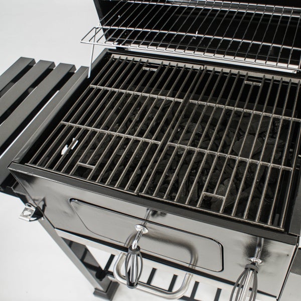 Offener Holzkohlegrill mit Grillrost und Holzkohle