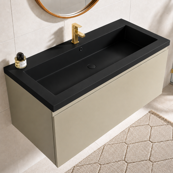 Hängender Waschtisch mit rechteckigem Waschbecken, goldfarbene Armatur, moderner Badschrank mit glatter Front und abgerundeter Spiegel