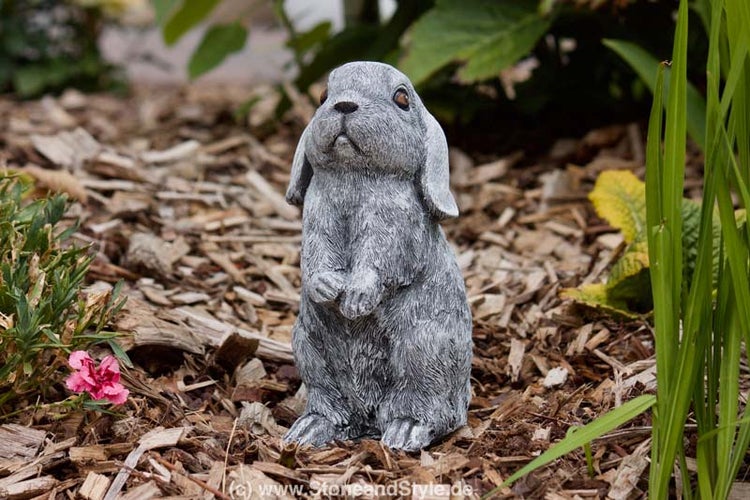 Stehende Gartenfigur in Form eines Hasen aus wetterfestem Material für die Dekoration im Außenbereich