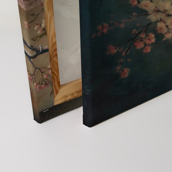 Nahaufnahme zweier Leinwandbilder mit floralen Motiven