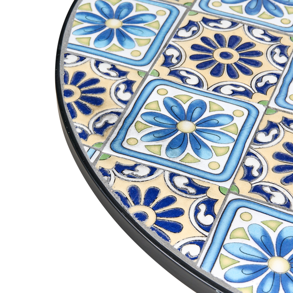 Detailansicht einer runden Tischplatte mit blauem Blumenmuster