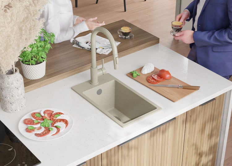 Küchenszene mit Spüle, Armatur, Schneidebrett und Speisen auf einer Arbeitsplatte