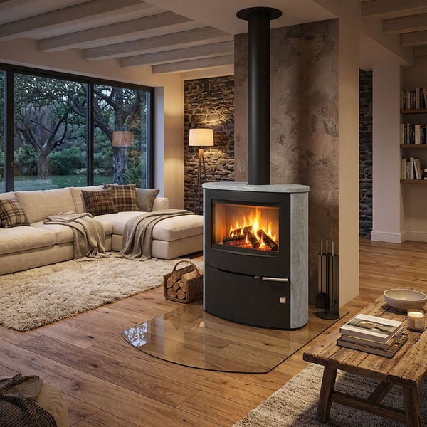 Moderner Kaminofen mit Natursteinverkleidung in einem gemütlichen Wohnzimmer mit Parkettboden und Blick in den Garten.