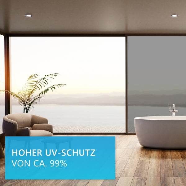 Modernes, helles Badezimmer mit Holzboden, freistehender Wanne und Fensterfront mit UV-Schutzfolie. Text: Hoher UV-Schutz von circa 99 Prozent.