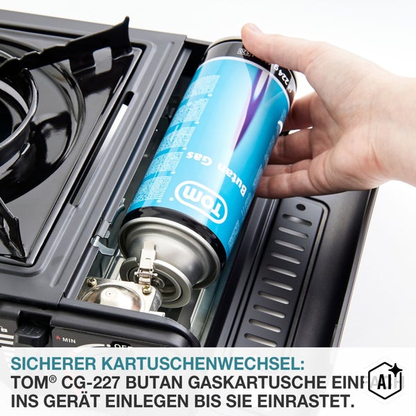 Hand legt eine TOM Butangaskartusche in einen tragbaren Campingkocher ein, um den Gaskartuschenwechsel zu veranschaulichen.