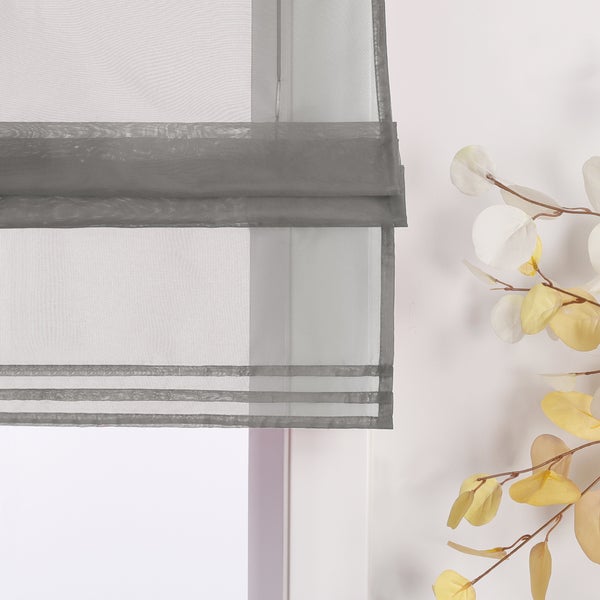 Graue Fensterdekoration mit transparenter Stoffstruktur