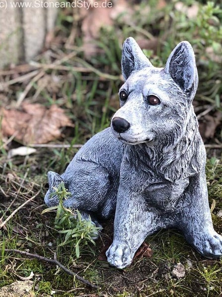 Steinfigur Hund in sitzender Position zur Dekoration im Garten
