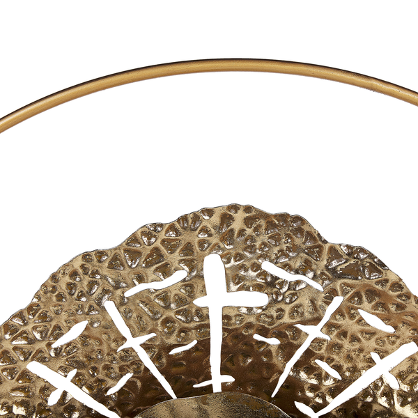 Dekorative Wanddekoration aus Metall mit ausgestanzten Motiven