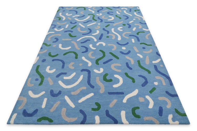 Hellblauer rechteckiger Teppich mit abstraktem Muster aus dunkelblauen, grünen, grauen und weißen geschwungenen Linien.
