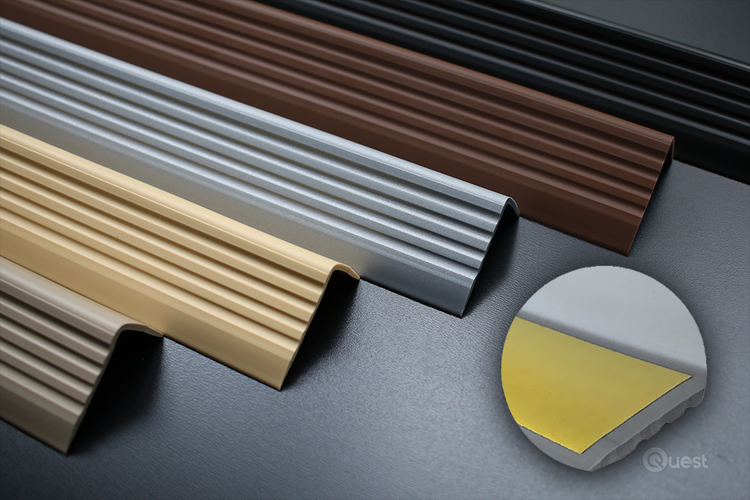 Mehrere Treppenkantenprofile aus Metall mit Riffelstruktur und Montageklebeband