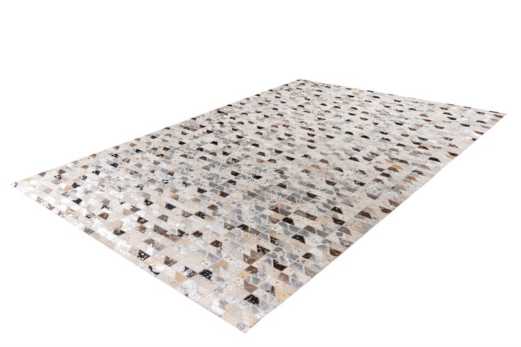 Rechteckiger Teppich mit geometrischem Patchworkmuster aus kleinen Dreiecken in Naturtönen und Silberoptik.